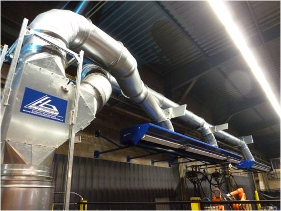 Photo 4 :  Laminar slit nozzles on rail-mounted robots